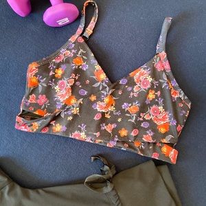 🍋 3/$25 Fabletics Tammy Low-impact sports bra